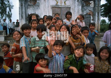 Groupe d'enfants par école, prise en 1998, Kenh GA, province de Ninh Binh, Delta de la rivière Rouge, Vietnam Banque D'Images