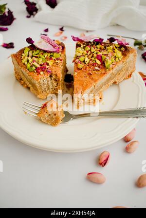 Gâteau d'amour persan décoré de pistaches écrasées et de pétales de rose séchés Banque D'Images