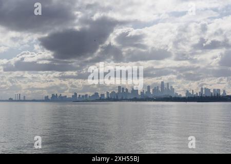 Les gratte-ciel de Melbourne, obscurcis par la brume, vus de l'autre côté de la baie lors d'une journée nuageuse d'hiver Banque D'Images