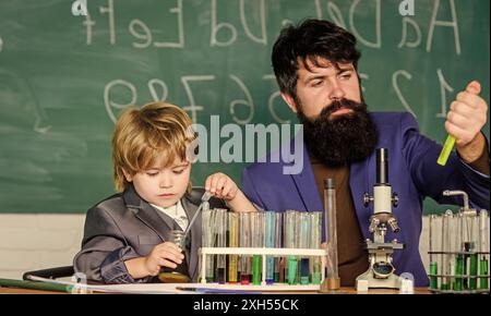 Étudier est intéressant. Invention chimique. Étudier dans l'activité éducative par l'expérience. J'aime étudier à l'école. Enseignant et élève garçon dedans Banque D'Images