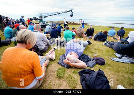 North Berwick, Écosse, Royaume-Uni. 11 juillet 2024. Premier jour au Genesis Scottish Open qui commence aujourd'hui jusqu'au 14 juillet au Renaissance course à l'extérieur de North Berwick dans East Lothian. Pic ; les spectateurs se détendent au 14ème green. Iain Masterton/Alamy Live News Banque D'Images