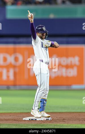 Petersburg, FL : Jose Siri (22 ans), outfielder des Rays de Tampa Bay, double sur le terrain central lors d'un match de la MLB contre les Yankees de New York le 11 juillet 2024 Banque D'Images