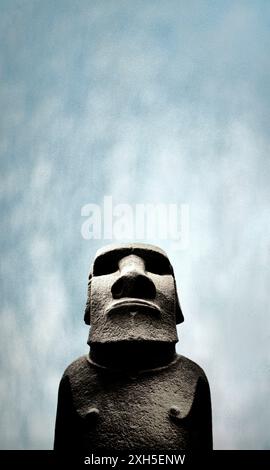 Statue en pierre de Rapa Nui moai de l’île de Pâques de Hoa Hakananai’a maintenant au British Museum. Sculpté dans la lave de coulée. Dates de approx. 1200 AD Banque D'Images