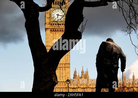 Statue de Sir Winston Churchill à la place du Parlement fait face à Big Ben Clock Tower et les chambres du Parlement, Londres Banque D'Images