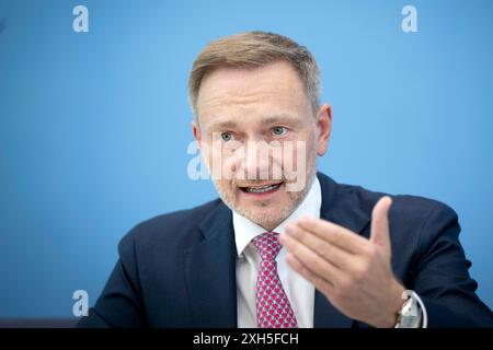 Christian Lindner - Bundeshaushalt 2025 DEU, Deutschland, Allemagne, Berlin, 05.07.2024 Christian Lindner , Bundesfinanzminister FDP waehrend der Bundespressekonferenz zum Thema Bundeshaushalt 2025 in Berlin Deutschland en: Christian Lindner , ministre fédéral des Finances FDP lors de la conférence de presse fédérale sur le plan budgétaire fédéral 2025 à Berlin Allemagne . *** Christian Lindner Bundeshaushalt 2025 DEU, Deutschland, Allemagne, Berlin, 05 07 2024 Christian Lindner , ministre fédéral des Finances FDP lors de la conférence de presse fédérale sur le plan budgétaire fédéral 2025 au BER Banque D'Images