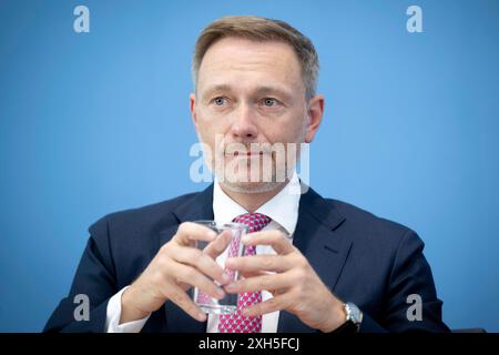 Christian Lindner - Bundeshaushalt 2025 DEU, Deutschland, Allemagne, Berlin, 05.07.2024 Christian Lindner , Bundesfinanzminister FDP waehrend der Bundespressekonferenz zum Thema Bundeshaushalt 2025 in Berlin Deutschland en: Christian Lindner , ministre fédéral des Finances FDP lors de la conférence de presse fédérale sur le plan budgétaire fédéral 2025 à Berlin Allemagne . *** Christian Lindner Bundeshaushalt 2025 DEU, Deutschland, Allemagne, Berlin, 05 07 2024 Christian Lindner , ministre fédéral des Finances FDP lors de la conférence de presse fédérale sur le plan budgétaire fédéral 2025 au BER Banque D'Images