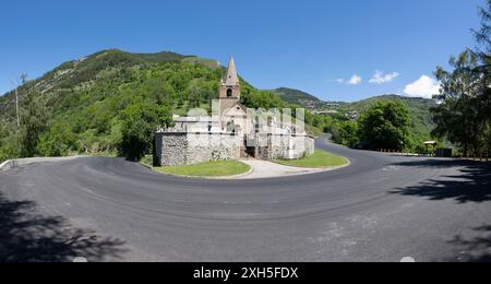 Le célèbre Dutch Corner de l'Alpe d'Huez Climb utilisé dans la course cycliste du Tour de France, vu par une journée tranquille ! Banque D'Images