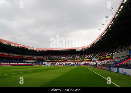 Dossier photo du 12/07/24 du Parc des Princes. Paris deviendra la deuxième ville à accueillir les Jeux Olympiques à trois reprises lorsque les 33e Jeux ouvriront officiellement le 26 juillet. Le football se répandra dans toute la France, avec des matchs à Bordeaux, St Etienne, Nantes, Lyon, Marseille, Nice avant les finales au Parc des Princes dans la capitale. Date d'émission : samedi 12 juillet 2024. Banque D'Images