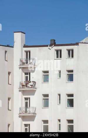 Vue arrière du bâtiment résidentiel blanc moderne et monotone, Hambourg, Allemagne Banque D'Images