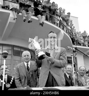 Photo de dossier datée du 15-07-1961 de l'américain Arnold Palmer qui avait attiré de grandes galeries quand il jouait à St Andrews et Royal Birkdale mais des foules encore plus grandes envahissaient Troon alors que l'américain très populaire défendait son titre en 1962. Date d'émission : vendredi 12 juillet 2024. Banque D'Images