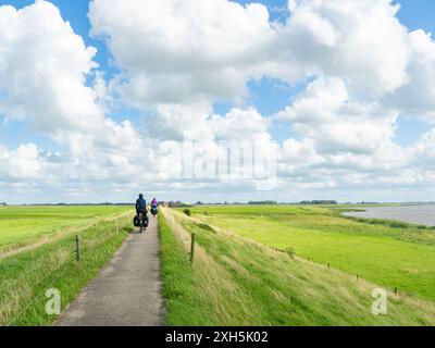 Frise, pays-Bas, 8 août 2023 : vélo sur un petit sentier le long d'une digue Banque D'Images