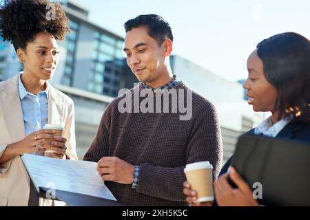 Groupe diversifié d'entrepreneurs urbains discutant des idées à l'extérieur Banque D'Images