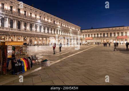 Ville de Venise la nuit en Italie, Piazza San Marco - place Saint Marc avec kiosque de souvenirs. Banque D'Images