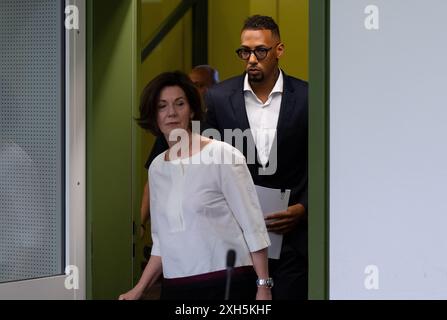 Munich, Allemagne. 12 juillet 2024. Jerome Boateng, footballeur professionnel, entre dans la salle d’audience du tribunal régional avec son avocate Monika Hamm. L'ancien joueur national de football est jugé pour des allégations d'agression contre son ex-partenaire. Crédit : Sven Hoppe/dpa/Alamy Live News Banque D'Images