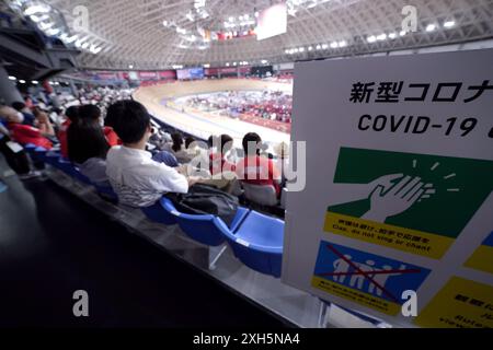 Photo du dossier datée du 04/08/21 de la signalisation COVID-19 au vélodrome d’Izu. Après la fermeture de Tokyo frappée par la COVID-19, lorsque la poignée de dignitaires présents ont été avertis de «applaudir, ne pas chanter» par les écrans du stade, le plan audacieux - dans lequel les équipes nationales bob autour de ses courbes sur des péniches spécialement commandées - est destiné à ramener les Jeux à la population. Date d'émission : vendredi 12 juillet 2024. Banque D'Images