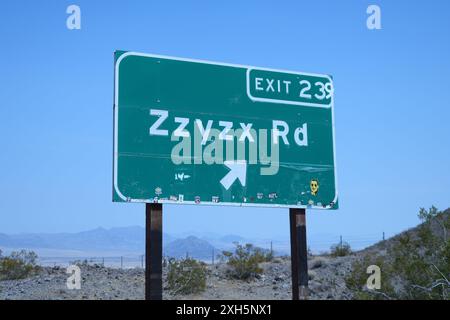 La sortie 239 de la route Zzyzx le long de l'autoroute Interstate 15 en direction du nord, jeudi 11 juillet 2024, dans la vallée de la mort, Etalonnage Banque D'Images