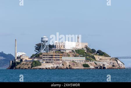 Île d'Alcatraz depuis un bateau sur la baie de San Fransisco en Californie Banque D'Images