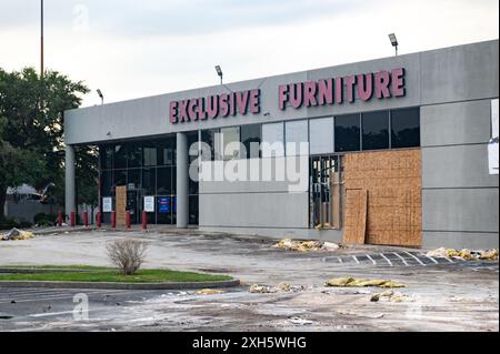 Houston, États-Unis. 11 juillet 2024. Exclusive Furniture à Houston, au Texas, a commencé les réparations du bâtiment le 11 juillet 2024. Le bâtiment a été laissé avec de graves dommages causés par l'ouragan Beryl le lundi 8 juillet 2024. (Photo de Jennifer Lake/Sipa USA) crédit : Sipa USA/Alamy Live News Banque D'Images