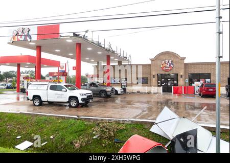 Houston, États-Unis. 11 juillet 2024. La voie d'évitement d'une station-service carport à Houston, au Texas, reste assise dans un fossé le 11 juillet 2024. Il faut du temps pour nettoyer les débris laissés par l'ouragan Beryl plus tôt dans la semaine. (Photo de Jennifer Lake/Sipa USA) crédit : Sipa USA/Alamy Live News Banque D'Images