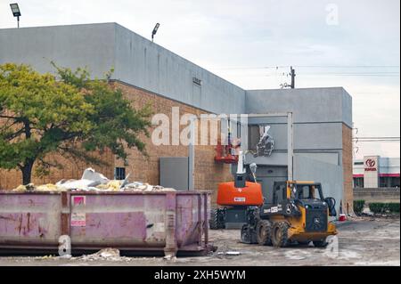 Houston, États-Unis. 11 juillet 2024. Exclusive Furniture à Houston, au Texas, a commencé les réparations du bâtiment le 11 juillet 2024. Le bâtiment a été laissé avec de graves dommages causés par l'ouragan Beryl le lundi 8 juillet 2024. (Photo de Jennifer Lake/Sipa USA) crédit : Sipa USA/Alamy Live News Banque D'Images