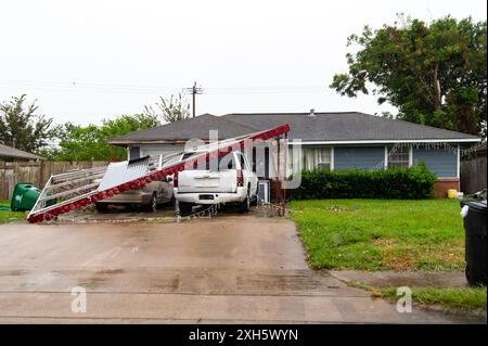 Houston, États-Unis. 11 juillet 2024. Un abri automobile reste sur les voitures qu'il a utilisées pour protéger dans une maison à Houston, Texas, le 11 juillet 2024. Il faut du temps pour nettoyer les débris laissés par l'ouragan Beryl plus tôt dans la semaine. (Photo de Jennifer Lake/Sipa USA) crédit : Sipa USA/Alamy Live News Banque D'Images