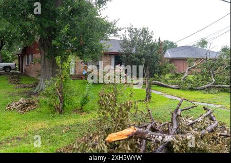 Houston, États-Unis. 11 juillet 2024. Des débris d'arbres recouvrent toujours une cour à Houston, au Texas, le 11 juillet 2024. Il faut du temps pour nettoyer les débris laissés par l'ouragan Beryl plus tôt dans la semaine. (Photo de Jennifer Lake/Sipa USA) crédit : Sipa USA/Alamy Live News Banque D'Images