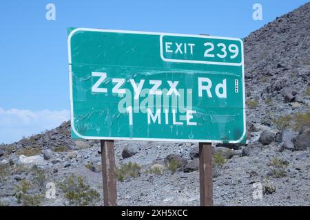 La sortie 239 de la route Zzyzx le long de l'autoroute Interstate 15 en direction du nord, jeudi 11 juillet 2024, dans la vallée de la mort, Etalonnage Banque D'Images