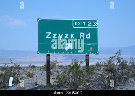 La sortie 239 de la route Zzyzx le long de l'autoroute Interstate 15 en direction du nord, jeudi 11 juillet 2024, dans la vallée de la mort, Etalonnage Banque D'Images