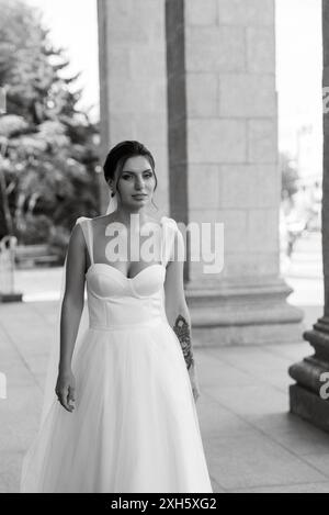 jeune femme mariée en robe blanche dans l'atmosphère urbaine Banque D'Images