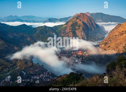 Vue aérienne du village de Nong Khiaw au lever du soleil, Laotien, Luang Prabang, Laos Banque D'Images