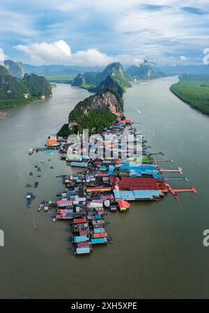 Panorama de l'île de Koh Panyee, village de pêcheurs, Phang Nga, parc national d'Ao Phang Nga, Thaïlande Banque D'Images