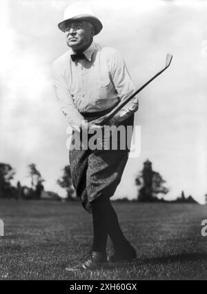 Warren G. Harding, pleine longueur, face à gauche, club de golf oscillant. Entre 1909 et 1923. Photographe inconnu. Banque D'Images