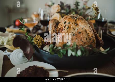 Close-up of a roasted turkey on a festive Thanksgiving table. Banque D'Images