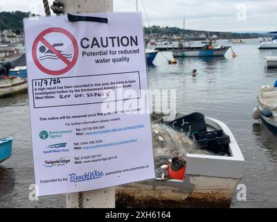 Teignmouth, Devon, Royaume-Uni. 12 juillet 2024. Avertissement de mauvaise qualité de l'eau sur Back Beach, Teignmouth, Devon. Les nageurs du Devon ont été invités à soumettre des échantillons de POO en raison des craintes liées aux eaux usées. Crédit : Nidpor/Alamy Live News Banque D'Images