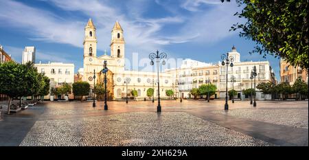 Église de San Antonio de Padoue, et place San Antonio à Cadix. Banque D'Images