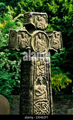 Celtic croix chrétienne dans Eyam dans peste village de Eyam, Derbyshire Peak District National Park, Angleterre. Banque D'Images