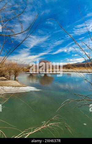 Bleu et vert Icy eau de la rivière Indus coulant dans les pâturages ouverts du Ladakh pendant les mois d'hiver. Banque D'Images