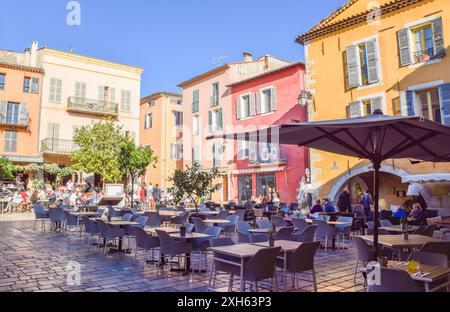 Valbonne, France. 6 novembre 2019. Place des Arcades dans le village de Valbonne, vue diurne. Crédit : Vuk Valcic/Alamy Banque D'Images