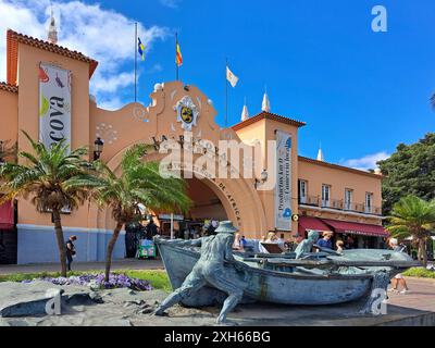 Sculpture d'un pêcheur avec un bateau de pêche devant l'entrée du marché Mercado Nuestra Senora de Africa, îles Canaries, Tenerife, Santa Banque D'Images