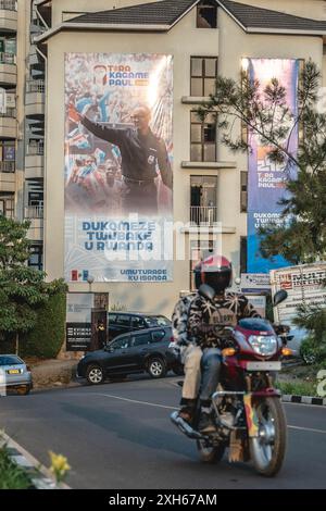 Kigali. 11 juillet 2024. Cette photo prise le 11 juillet 2024 montre une affiche électorale pour le président sortant Paul Kagame à Kigali, au Rwanda. Au total, 9,7 millions de personnes sont éligibles pour voter aux élections présidentielles et législatives de juillet dans les 30 districts du Rwanda et la diaspora. Crédit : Wang Guansen/Xinhua/Alamy Live News Banque D'Images