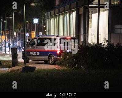 Aufgrund der jüngsten Gewaltvorfälle rivalisierender Jungendgruppen führt die Landespolizeidirektion, Schwerpunktkontrollen' in Wien durch. IM Bild : Ein Polizeifahrzeug anl. Eines Medientermins der LPD Wien vor der U-Bahn-Station Jägerstraße in Wien - Brigittenau. 10.07.2024 // en raison de la dernière escalade de la violence entre groupes de jeunes, la police se concentre sur les contrôles à Vienne, en Autriche. Photo : une voiture de police lors d'un événement médiatique du département de police de Vienne à Vienne, Autriche. 10 juillet 2024 - 20240710 PD22222 crédit : APA-PictureDesk/Alamy Live News Banque D'Images