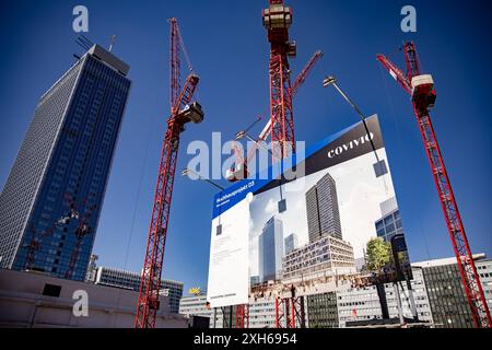 Baukraehne BEI der Baustelle des Hochhausprojekts von Convivio am Alexanderplatz à Berlin AM 14. Mai 2024. Hochhausprojekt am Alexanderplatz *** grues de construction sur le chantier du projet de gratte-ciel Convivio à Alexanderplatz à Berlin le 14 mai 2024 projet de gratte-ciel à Alexanderplatz Banque D'Images