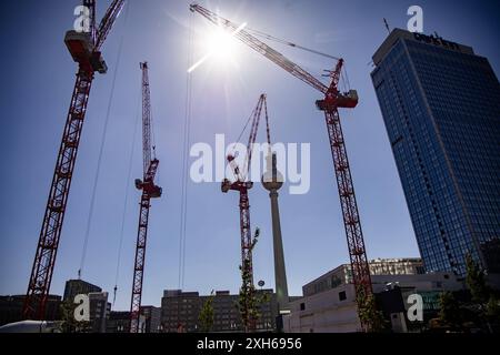 Baukraehne BEI der Baustelle des Hochhausprojekts von Convivio am Alexanderplatz à Berlin AM 14. Mai 2024. Hochhausprojekt am Alexanderplatz *** grues de construction sur le chantier du projet de gratte-ciel Convivio à Alexanderplatz à Berlin le 14 mai 2024 projet de gratte-ciel à Alexanderplatz Banque D'Images