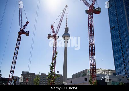 Baukraehne BEI der Baustelle des Hochhausprojekts von Convivio am Alexanderplatz à Berlin AM 14. Mai 2024. Hochhausprojekt am Alexanderplatz *** grues de construction sur le chantier du projet de gratte-ciel Convivio à Alexanderplatz à Berlin le 14 mai 2024 projet de gratte-ciel à Alexanderplatz Banque D'Images