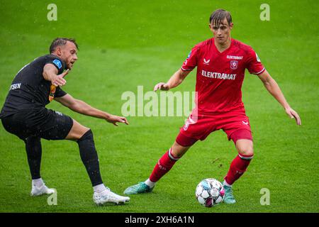 Delden, pays-Bas. 12 juillet 2024. DELDEN, PAYS-BAS - 12 JUILLET : Max bruns du FC Twente dribble lors du match amical d'avant-saison entre le FC Twente et le FC Nordsjaelland à Rood Zwart le 12 juillet 2024 à Delden, pays-Bas. (Photo de René Nijhuis/Orange Pictures) crédit : Orange pics BV/Alamy Live News Banque D'Images