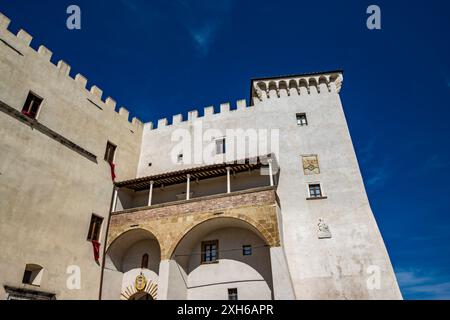 Pitigliano, Grosseto, Toscane, Italie - 27 avril 2024 - Un aperçu de l'ancien village médiéval connu sous le nom de la petite Jérusalem. Palazzo Orsini, le c Banque D'Images