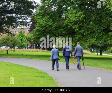 Lurgan, County Armagh, Irlande du Nord.12 juillet 2024. Le douzième juillet est marqué par des défilés de l'ordre orange à travers l'Irlande du Nord. Le district de Lurgan a quitté son quartier général à Brownlow House avant de monter la ville au monument aux morts avant la manifestation principale du comté d'Armagh qui a lieu à Killylea cette année. Les défilés à travers l'Irlande du Nord marquent la victoire de Guillaume d'Orange sur James à la bataille de la Boyne en 1690. Trois membres de la loge se rendant au point de rassemblement à Brownlow House Lurgan ce matin. Crédit : CAZIMB/Alamy Live News. Banque D'Images