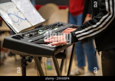 02 juillet 2024, Bavière, Nuremberg : une femme joue des notes sur un piano électrique. Photo : Pia Bayer/dpa Banque D'Images