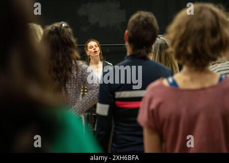 02 juillet 2024, Bavière, Nuremberg : la directrice de chœur Ana Labus donne le ton à de nombreuses femmes. Le chœur de femmes Desirenen célèbre un grand succès avec un répertoire moderne qui va au-delà de la littérature chorale habituelle et attire de plus en plus de chanteuses. En conséquence, deux autres chorales ont déjà émergé de ceux qui s'intéressent au projet de chœur fondé en 2013. Photo : Pia Bayer/dpa Banque D'Images