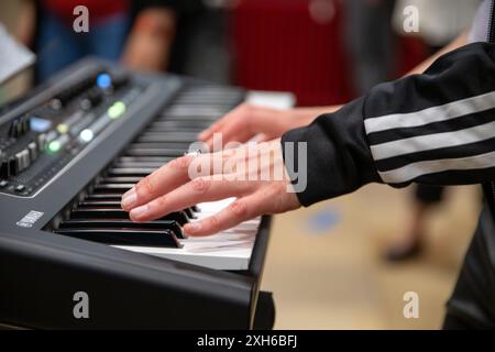 02 juillet 2024, Bavière, Nuremberg : une femme joue du piano électrique. Photo : Pia Bayer/dpa Banque D'Images